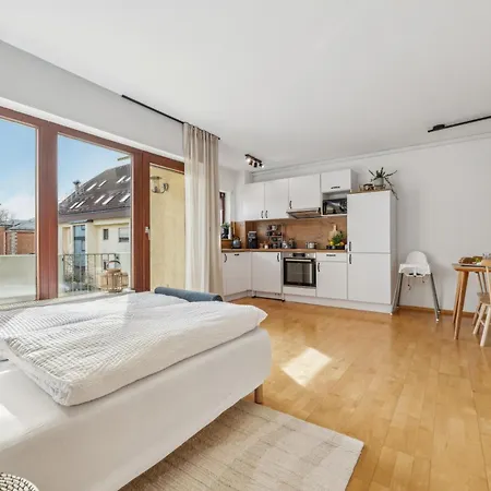 Malou Zentrumsnah Mit Kaffee-teebar, Arbeitsplatz, Balkon Und Kostenlosen Stellplatz *