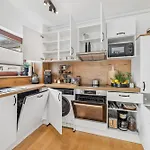 Malou Zentrumsnah Mit Kaffee-teebar, Arbeitsplatz, Balkon Und Kostenlosen Stellplatz Διαμέρισμα