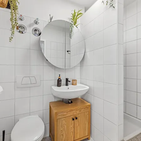 Malou Zentrumsnah Mit Kaffee-teebar, Arbeitsplatz, Balkon Und Kostenlosen Stellplatz *