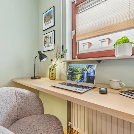 Malou Zentrumsnah Mit Kaffee-teebar, Arbeitsplatz, Balkon Und Kostenlosen Stellplatz דירה