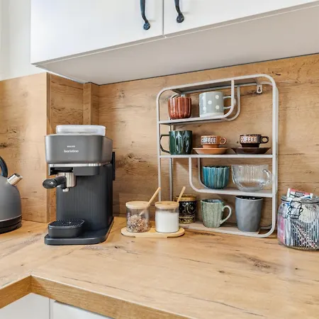 Malou Zentrumsnah Mit Kaffee-teebar, Arbeitsplatz, Balkon Und Kostenlosen Stellplatz *