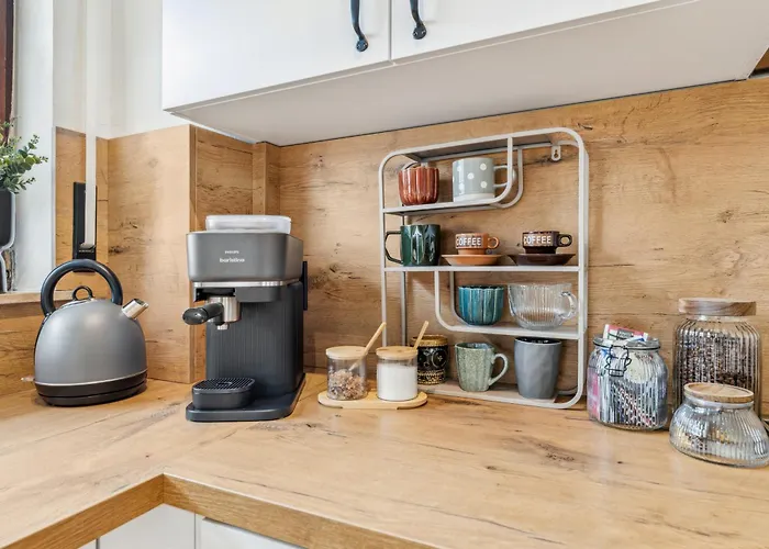 Malou Zentrumsnah Mit Kaffee-teebar, Arbeitsplatz, Balkon Und Kostenlosen Stellplatz *