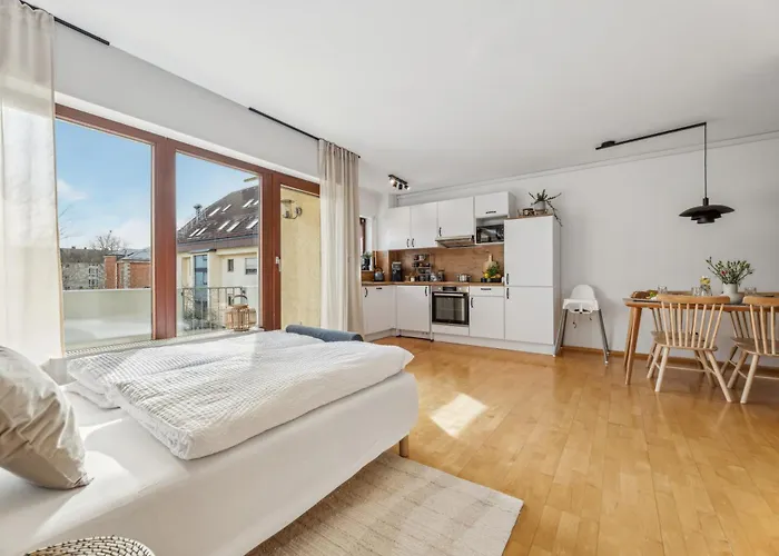 Malou Zentrumsnah Mit Kaffee-teebar, Arbeitsplatz, Balkon Und Kostenlosen Stellplatz *